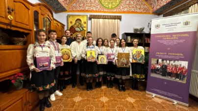 Tinerii din Dumbrăvița, coordonați de părintele Bogdan Ciocotișan, au participat la un cerc de iconografie în atelierul pictorului bisericesc Gheorghe Rogojan