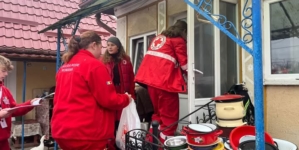 Voluntarii de la Crucea Roșie-Filiala Maramureș au adus bucurie de sărbători, în casele multor familii din mediul rural