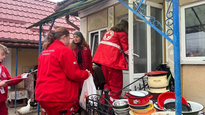 Voluntarii de la Crucea Roșie-Filiala Maramureș au adus bucurie de sărbători, în casele multor familii din mediul rural