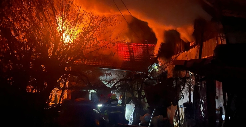 O casă din Baia Mare a fost cuprinsă de foc