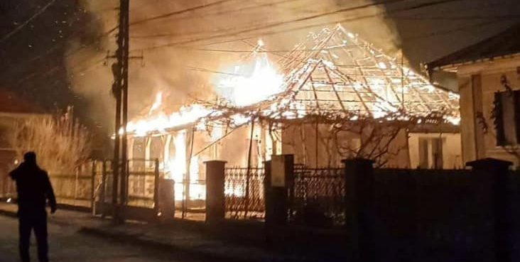 Apel umanitar pentru o familie din Sighetu Marmației care a rămas fără casă în urma unui incendiu