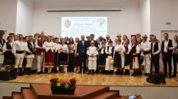 În Fărcașa s-a organizat un spectacol dedicat doamnelor și domnișoarelor