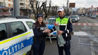 Șoferițele au primit mărțișoare din partea polițiștilor maramureșeni