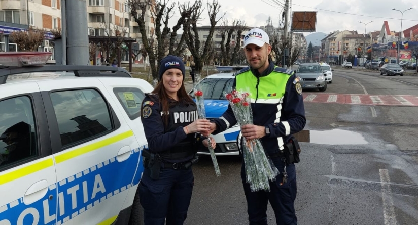 Șoferițele au primit mărțișoare din partea polițiștilor maramureșeni