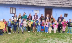 La Muzeul Satului Baia Mare a debutat proiectul „Plantează o FLOARE, sădește un POM, fă-ți datoria de om”, alături de grupa mare C de la Grădinița cu Program Prelungit Târgu Lăpuș