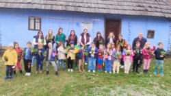 La Muzeul Satului Baia Mare a debutat proiectul „Plantează o FLOARE, sădește un POM, fă-ți datoria de om”, alături de grupa mare C de la Grădinița cu Program Prelungit Târgu Lăpuș