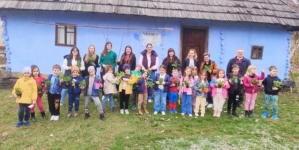 La Muzeul Satului Baia Mare a debutat proiectul „Plantează o FLOARE, sădește un POM, fă-ți datoria de om”, alături de grupa mare C de la Grădinița cu Program Prelungit Târgu Lăpuș