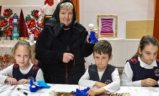 Meșterul popular Reghina Cosma i-a învățat pe copiii din Târgu Lăpuș să confecționeze păpuși din coceni de porumb