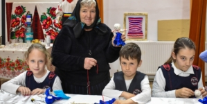 Meșterul popular Reghina Cosma i-a învățat pe copiii din Târgu Lăpuș să confecționeze păpuși din coceni de porumb