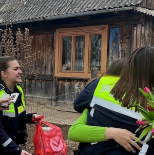 Polițistele Secției 5 Poliție Rurală Ocna Șugatag au adus zâmbetul în ochii unei fetițe și speranța în privirea a două bunici