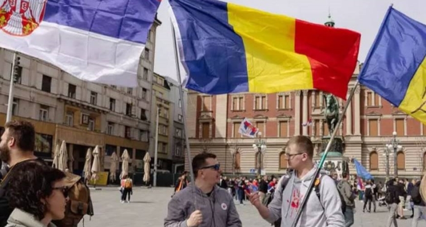 Drapelul României în mijlocul protestelor din Belgrad: „Ne-am inspirat de la voi!”